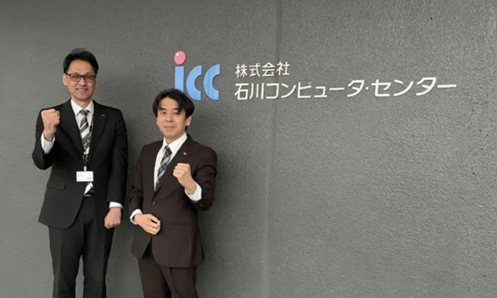 ICC様の「白山データセンター」（石川県白山市）玄関にて